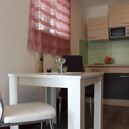 Tomas شقة تروغير